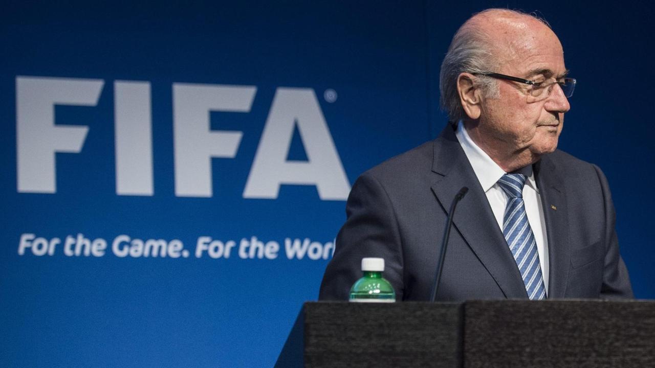 Joseph Blatter während der Pressekonferenz in Zürich. Er dreht sich vom Mikrofon weg. Joseph Blatter während der Pressekonferenz in Zürich. Er dreht sich vom Mikrofon weg.