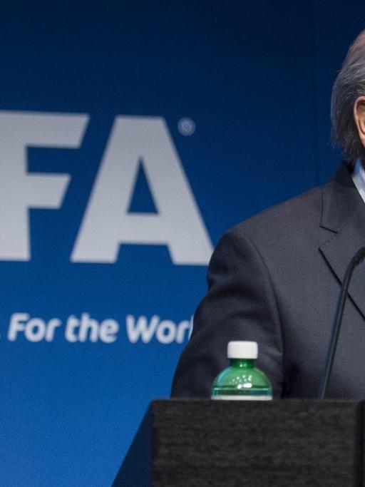 Joseph Blatter während der Pressekonferenz in Zürich. Er dreht sich vom Mikrofon weg.