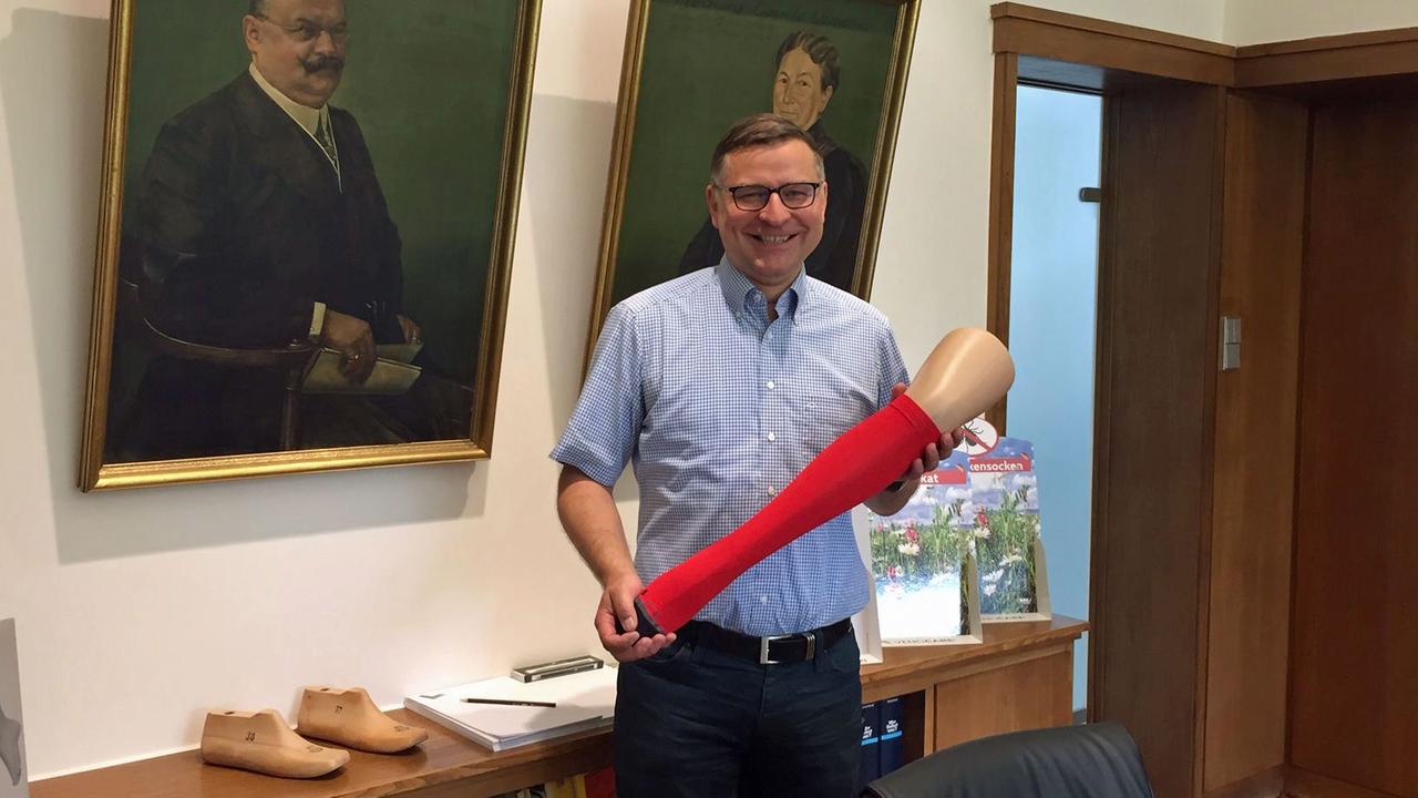 Thomas Lindner, 48-jähriger Chef eines Familienunternehmens, das Socken wieder in Deutschland herstellt. Thomas Lindner, 48-jähriger Chef eines Familienunternehmens, das Socken wieder in Deutschland herstellt.