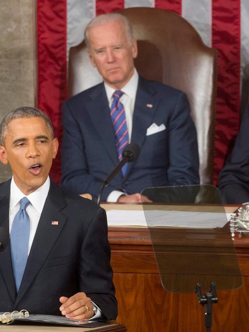 US-Präsident Barack Obama hält eine Rede vor dem Kongress, hinter ihm sitzen Vizepräsident Joe Biden und John Boehner, der Sprecher des Repräsentantenhauses.