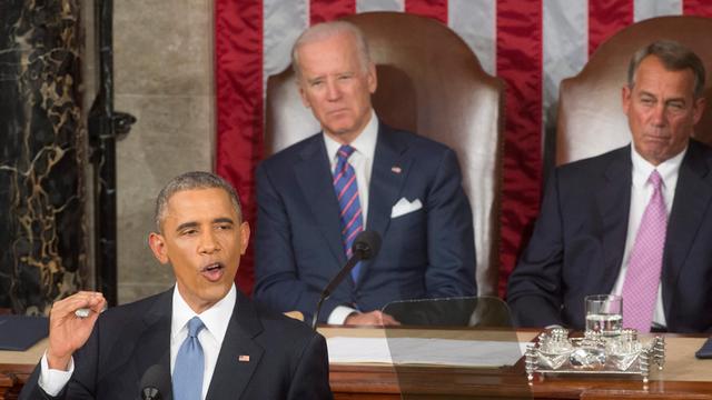 US-Präsident Barack Obama hält eine Rede vor dem Kongress, hinter ihm sitzen Vizepräsident Joe Biden und John Boehner, der Sprecher des Repräsentantenhauses.