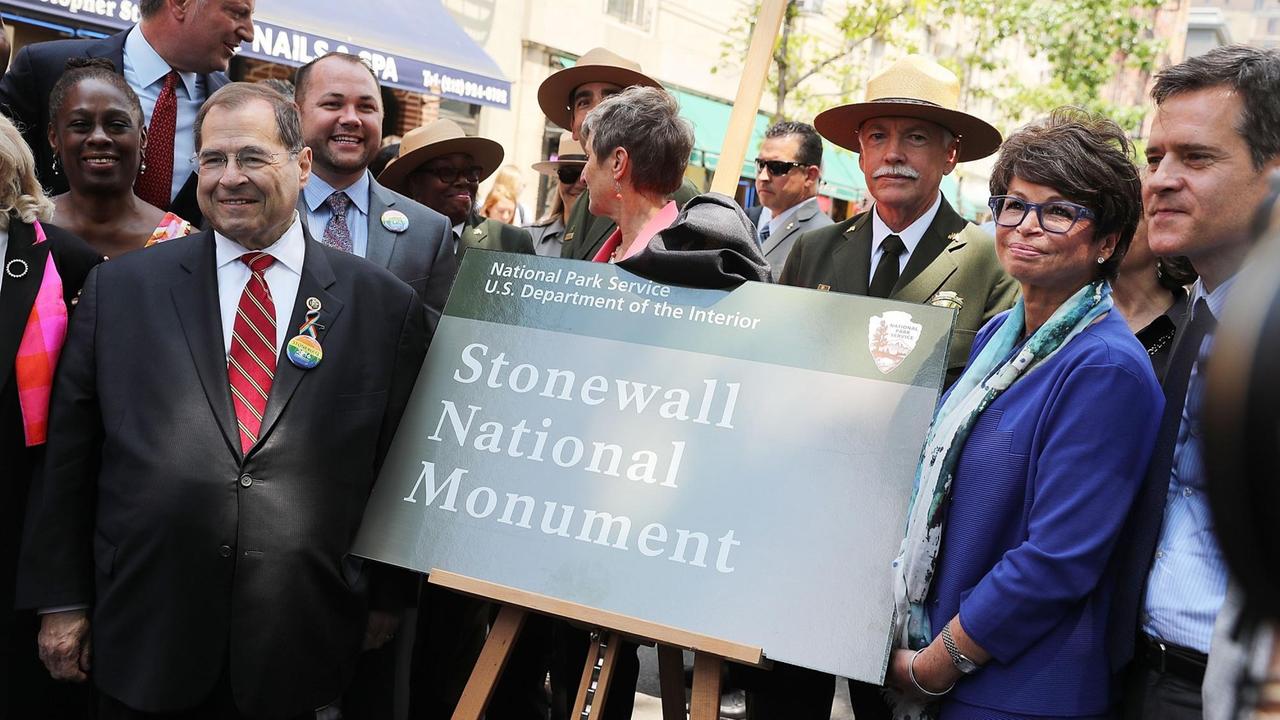 NEW YORK, 27 Juni 2016: Valerie Jarrett, Beraterin von Präsident Barack Obama, und der Kongressabgeordnete Jerrold Nadler bei der Zermonie zur Auszeichnung des Stonewall Inn als nationalem Monument.