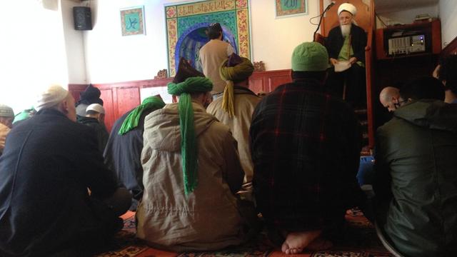 Hassan Dyck leitet das Freitagsgebet in den Räumen der "Osmanischen Herberge" in der Eifel