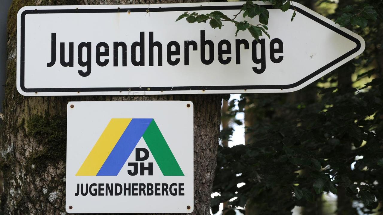 Schilder weisen in Titisee-Neustadt im Schwarzwald auf die Jugendherberge hin.