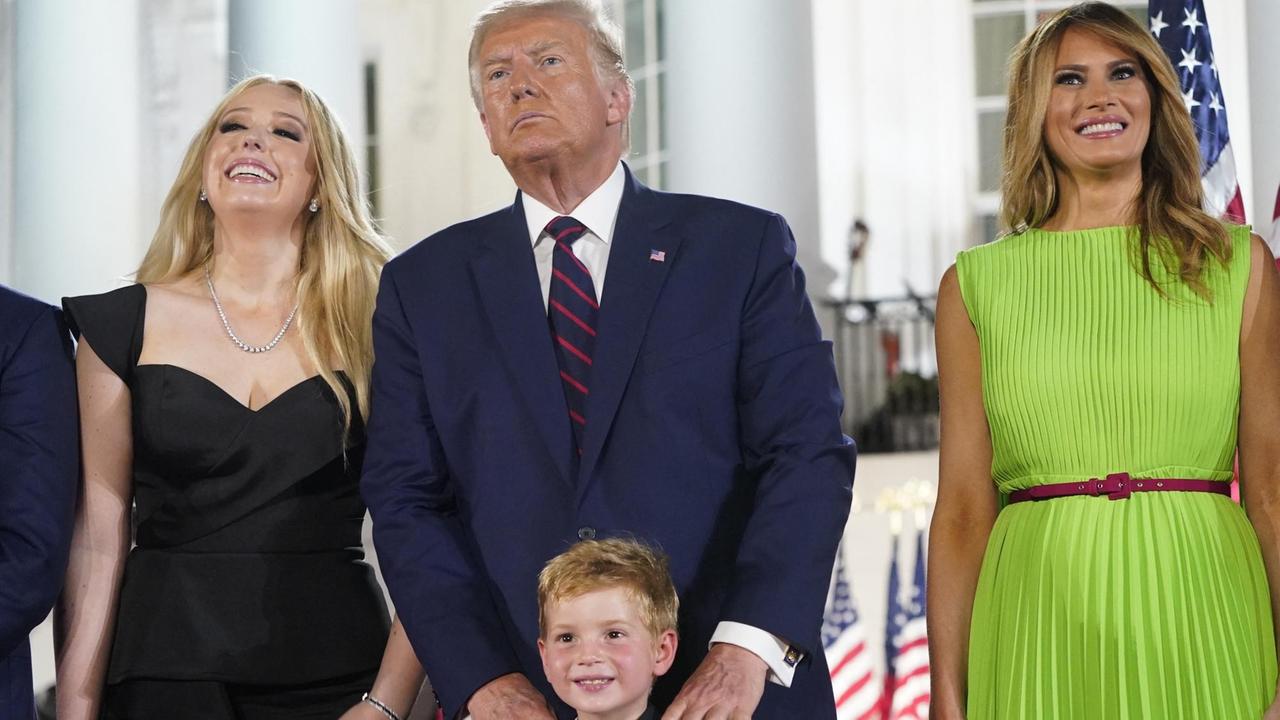 Donald Trump steht mit seiner Frau Melania, Tochter Tiffany und einem Enkel vor dem Weißen Haus. Donald Trump steht mit seiner Frau Melania, Tochter Tiffany und einem Enkel vor dem Weißen Haus.