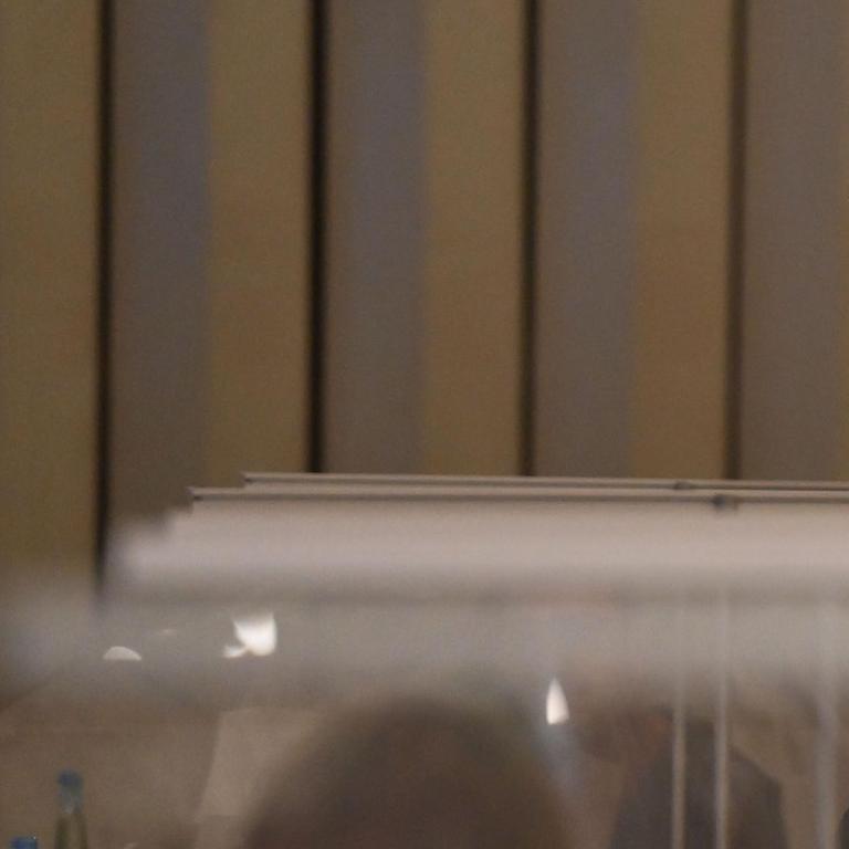 Nordrhein-Westfalen, Köln: Kardinal Rainer Maria Woelki (r), Erzbischof von Köln, kommt zu einer Pressekonferenz, um einen lang erwarteten Gutachten zu Missbrauch im Bistum Köln vorzustellen.
