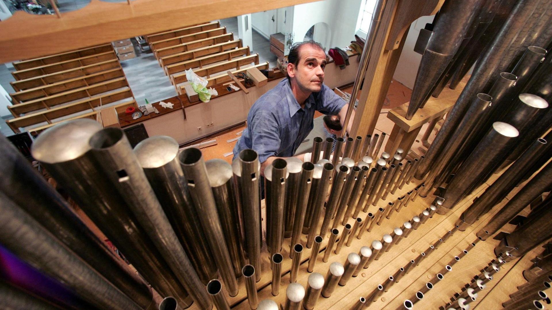 Orgelbauer Matthias Metzler beim Aufbau der Kirchenorgel in der Kirche St. Franziska in Obertürkheim. Orgelbauer Matthias Metzler beim Aufbau der Kirchenorgel in der Kirche St. Franziska in Obertürkheim.