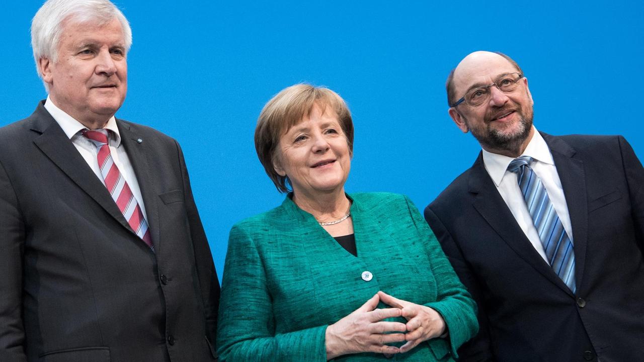 Horst Seehofer, Vorsitzender der CSU (l-r), Angela Merkel, Bundeskanzlerin und CDU-Vorsitzende, und SPD-Chef Martin Schulz äußern sich am Ende der Koalitionsverhandlungen. Horst Seehofer, Vorsitzender der CSU (l-r), Angela Merkel, Bundeskanzlerin und CDU-Vorsitzende, und SPD-Chef Martin Schulz äußern sich am Ende der Koalitionsverhandlungen.