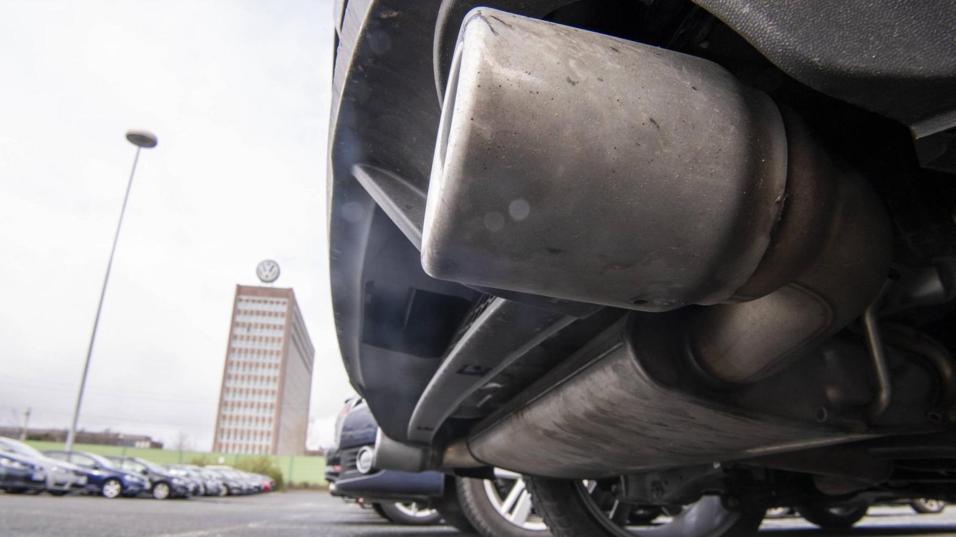 Autoauspuff in Nahaufnahme vor der VW-Konzernzentrale in Wolfsburg Autoauspuff in Nahaufnahme vor der VW-Konzernzentrale in Wolfsburg