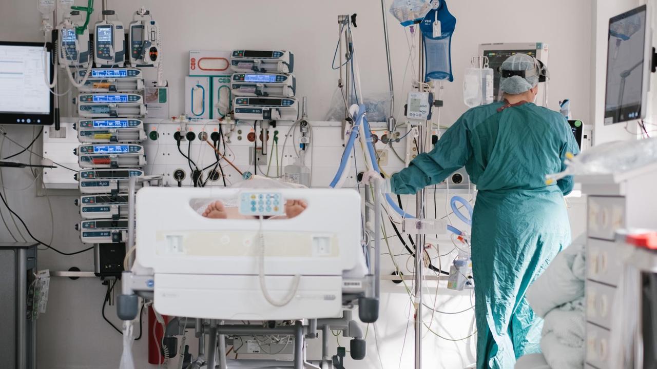 Eine Intensivpflegerin versorgt auf der Intensivstation am Klinikum Braunschweig einen an Covid-19 erkrankten Patienten.
Eine Intensivpflegerin versorgt auf der Intensivstation am Klinikum Braunschweig einen an Covid-19 erkrankten Patienten.