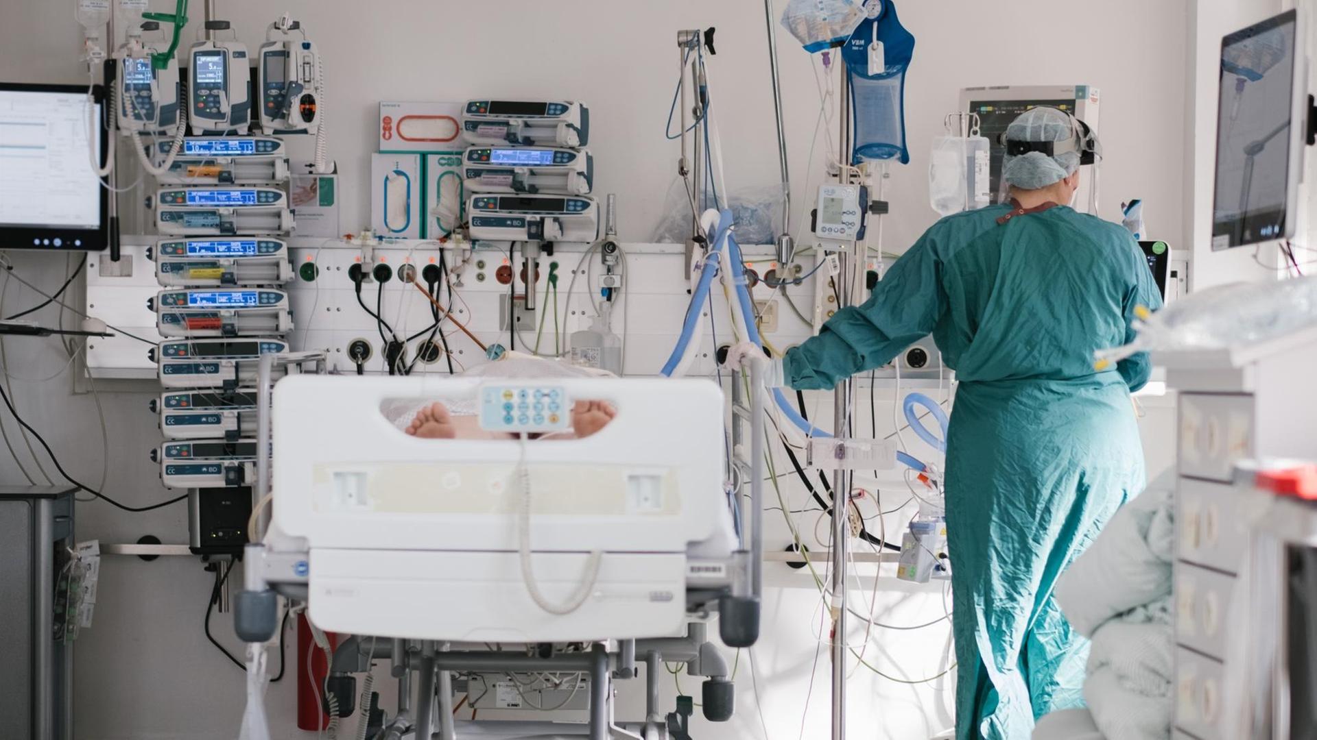 Eine Intensivpflegerin versorgt auf der Intensivstation am Klinikum Braunschweig einen an Covid-19 erkrankten Patienten. Eine Intensivpflegerin versorgt auf der Intensivstation am Klinikum Braunschweig einen an Covid-19 erkrankten Patienten.