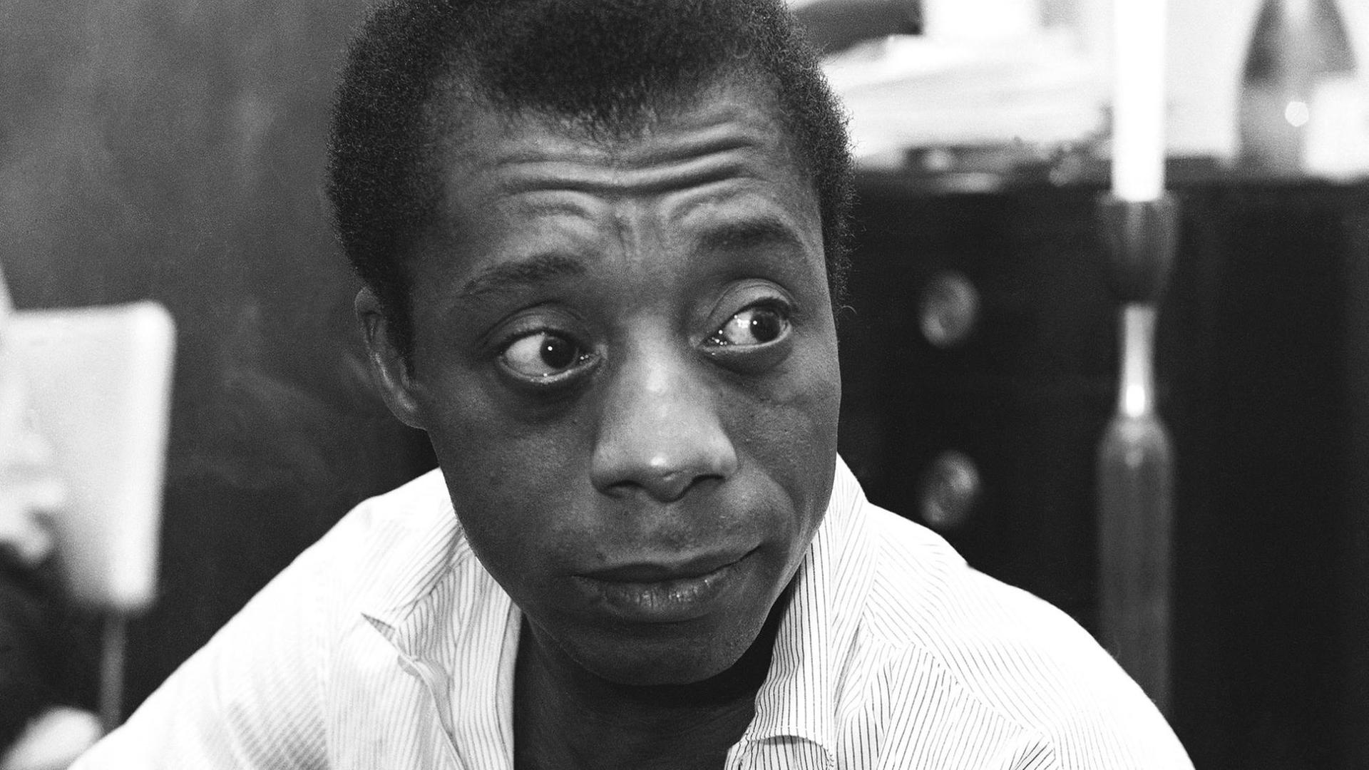 James Baldwin aufgenommen am 3. Juni 1963 in seiner New Yorker Wohnung James Baldwin aufgenommen am 3. Juni 1963 in seiner New Yorker Wohnung