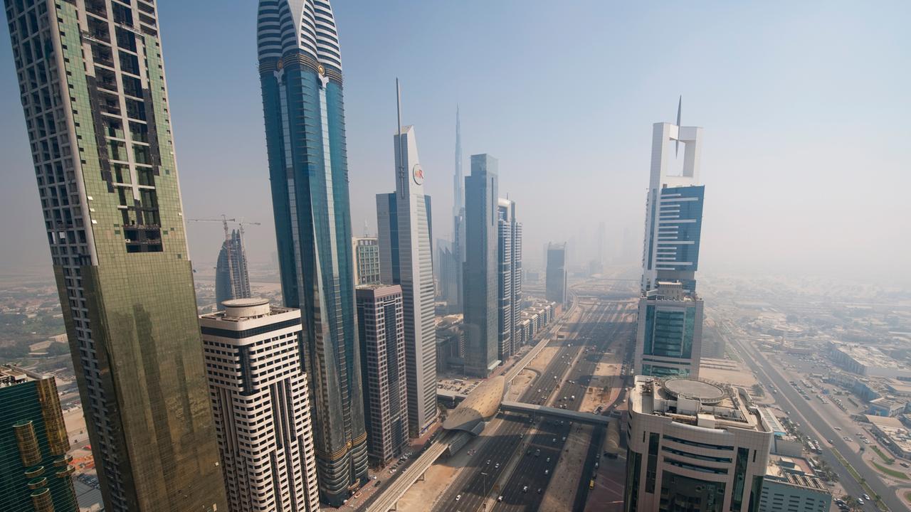 Blick auf die Sheikh Zayed Road und dessen Skyline im Emirat Dubai. Sie ist die Verbindungsstraße zwischen den Emiraten Dubai und Abu Dhabi. Blick auf die Sheikh Zayed Road und dessen Skyline im Emirat Dubai. Sie ist die Verbindungsstraße zwischen den Emiraten Dubai und Abu Dhabi.