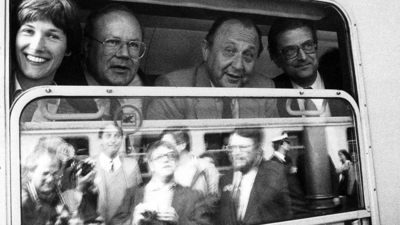 Wahlkampf auf Schienen: Vom Bonner Hauptbahnhof startet der "Europazug" mit dem die FDP Wahlkampf für die Wahlen zum Europaparlament 1984 macht. Aus dem Zugfenster schauen von links nach rechts Generalsekretärin Irmgard Adam-Schwaetzer, Spitzenkandidat Martin Bangemann, der Parteivorsitzende Hans-Dietrich Genscher und Gerhart Baum. Wahlkampf auf Schienen: Vom Bonner Hauptbahnhof startet der "Europazug" mit dem die FDP Wahlkampf für die Wahlen zum Europaparlament 1984 macht. Aus dem Zugfenster schauen von links nach rechts Generalsekretärin Irmgard Adam-Schwaetzer, Spitzenkandidat Martin Bangemann, der Parteivorsitzende Hans-Dietrich Genscher und Gerhart Baum.