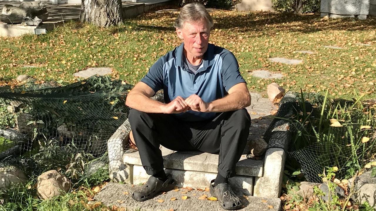 Hans-Jörg Kloss sitzt in seinem Garten. Hans-Jörg Kloss sitzt in seinem Garten.