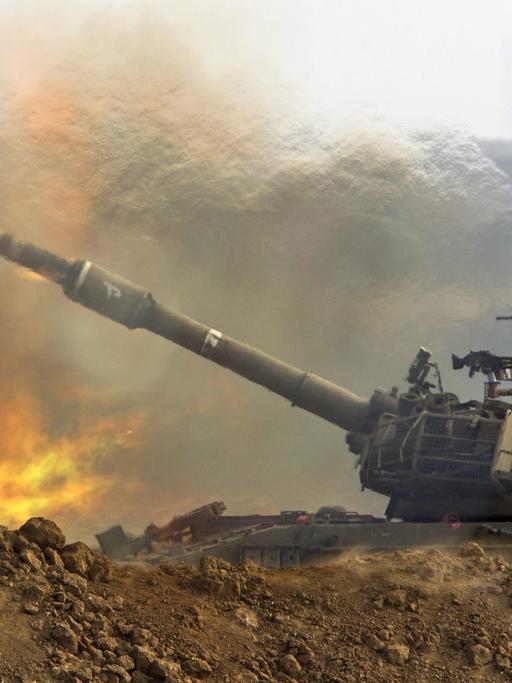 Ein israelischer Panzer schießt Richtung Gaza-Streifen.