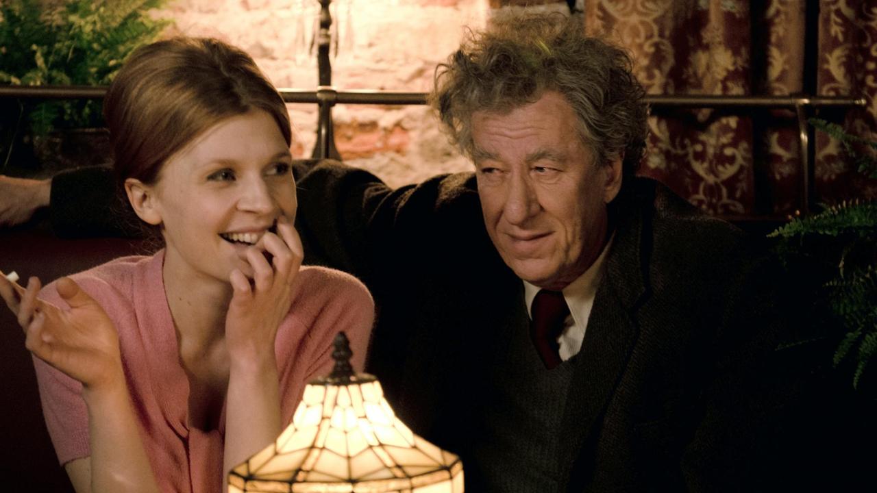Alberto Giacometti (Geoffrey Rush) und sein Model (Clemence Poesy) in einer Szene des Films "Final Portrait" Alberto Giacometti (Geoffrey Rush) und sein Model (Clemence Poesy) in einer Szene des Films "Final Portrait"