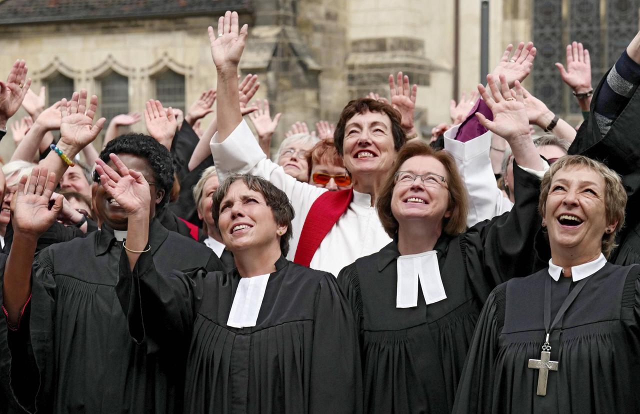 Themen der Woche Bilder des Tages Mehr als 500 Besucherinnen aus 18 Nationen haben sich am Samstag (12.08.17) in Wittenberg zum FrauenFestTag eingefunden. Im Rahmen des 500. Reformationsjubilaeums setzten sie unter anderem mit der Praesenz von 120 ordinierten Frauen in kirchlichen Leitungspositionen ein Zeichen fuer Vielfalt in der Oekumene weltweit (Foto im Schlosskirchenhof, Mitte l. die EKD-Reformationsbotschafterin Margot Kaessmann). Neben Bibelarbeit, Tanz-Workshops und Diskussionsrunden standen auch ein Festgottesdienst sowie ein Festmahl auf dem Programm, an dem die Reformationsbotschafterin der Evangelischen Kirche in Deutschland (EKD), Margot Kaessmann, die mitteldeutsche Landesbischoefin Ilse Junkermann und die Fernsehkoechin Sarah Wiener teilnahmen. Organisiert wurde der Tag von den Evangelischen Frauen in Mitteldeutschland, unterstuetzt vom Lutherischen Weltbund (LWB). (Siehe epd-Meldung vom 12.08.17) 120 Pfa Copyright: epd-bild/PeterxEndig Themen der Woche Bilder des Tages Mehr als 500 Besucherinnen aus 18 Nationen haben sich am Samstag (12.08.17) in Wittenberg zum FrauenFestTag eingefunden. Im Rahmen des 500. Reformationsjubilaeums setzten sie unter anderem mit der Praesenz von 120 ordinierten Frauen in kirchlichen Leitungspositionen ein Zeichen fuer Vielfalt in der Oekumene weltweit (Foto im Schlosskirchenhof, Mitte l. die EKD-Reformationsbotschafterin Margot Kaessmann). Neben Bibelarbeit, Tanz-Workshops und Diskussionsrunden standen auch ein Festgottesdienst sowie ein Festmahl auf dem Programm, an dem die Reformationsbotschafterin der Evangelischen Kirche in Deutschland (EKD), Margot Kaessmann, die mitteldeutsche Landesbischoefin Ilse Junkermann und die Fernsehkoechin Sarah Wiener teilnahmen. Organisiert wurde der Tag von den Evangelischen Frauen in Mitteldeutschland, unterstuetzt vom Lutherischen Weltbund (LWB). (Siehe epd-Meldung vom 12.08.17) 120 Pfa Copyright: epd-bild/PeterxEndig
