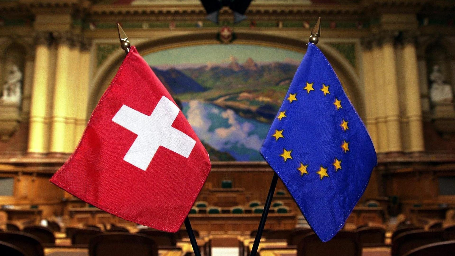 Die Schweizer Flagge und die Flagge von der Europäischen Union im Schweizer Nationalrats-Saal. Die Schweizer Flagge und die Flagge von der Europäischen Union im Schweizer Nationalrats-Saal.