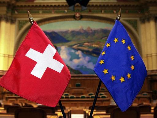 Schweiz, Bern: Fähnchen der EU und der Schweiz stehen im Nationalratssaal. Nach sieben Jahren beendet die Schweiz die Verhandlungen über ein von Brüssel gewünschtes Rahmenabkommen zu den bilateralen Beziehungen.