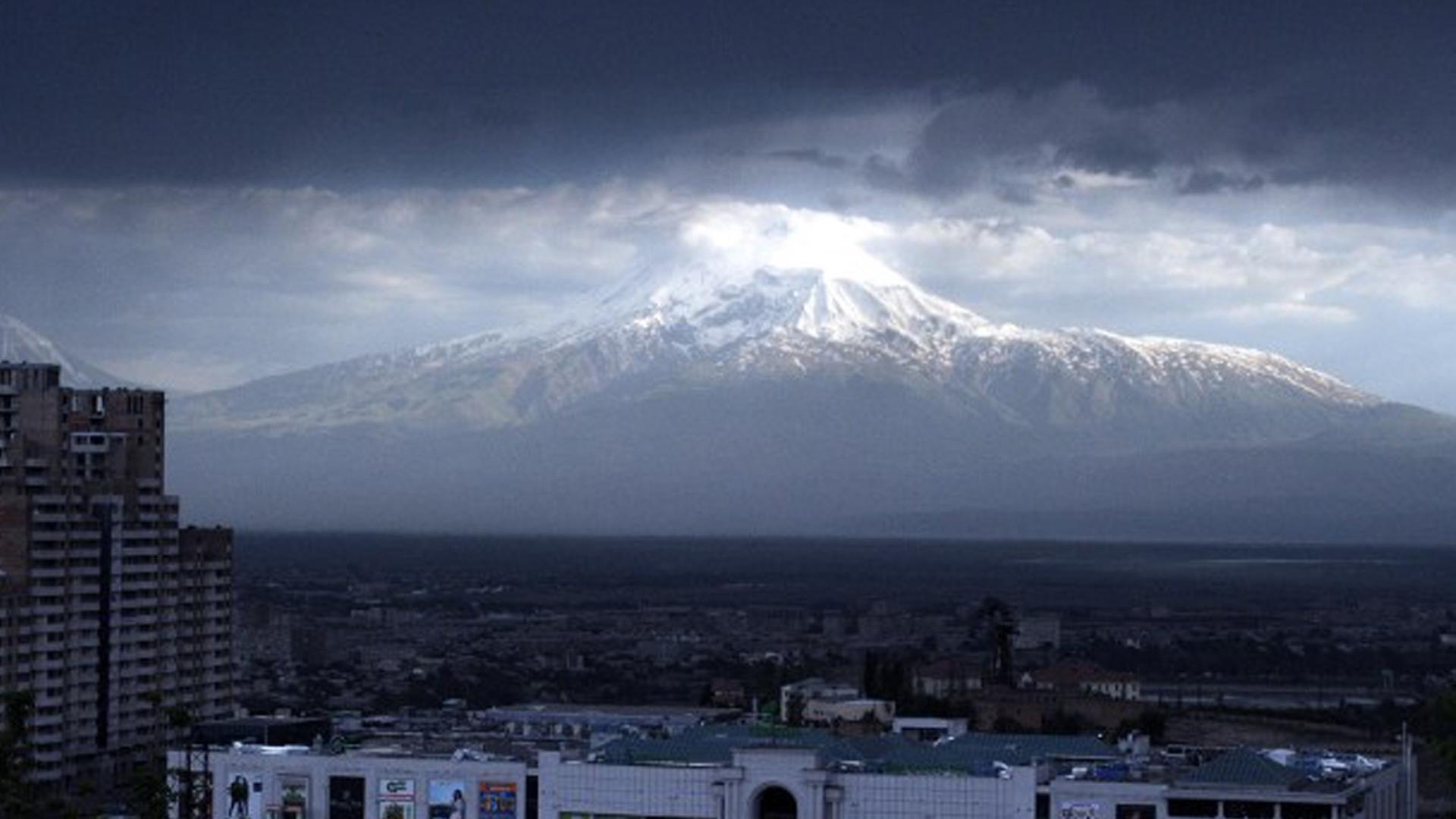 Jerewan, im Hintergrund der Berg Ararat