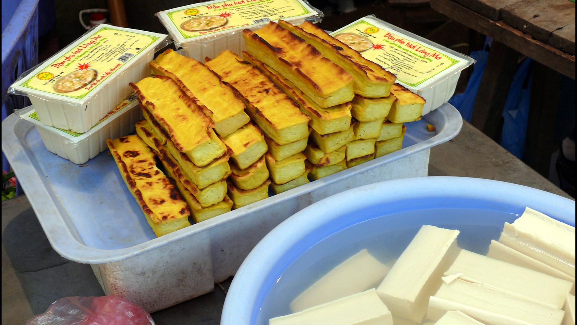Geräucherter und roher unbehandelter Tofu auf einem Markt in der vietnamesischen Hauptstadt Hanoi Geräucherter und roher unbehandelter Tofu auf einem Markt in der vietnamesischen Hauptstadt Hanoi