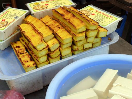 Geräucherter und roher unbehandelter Tofu auf einem Markt in der vietnamesischen Hauptstadt Hanoi