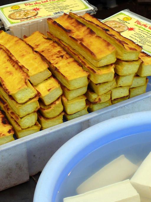 Geräucherter und roher unbehandelter Tofu auf einem Markt in der vietnamesischen Hauptstadt Hanoi
