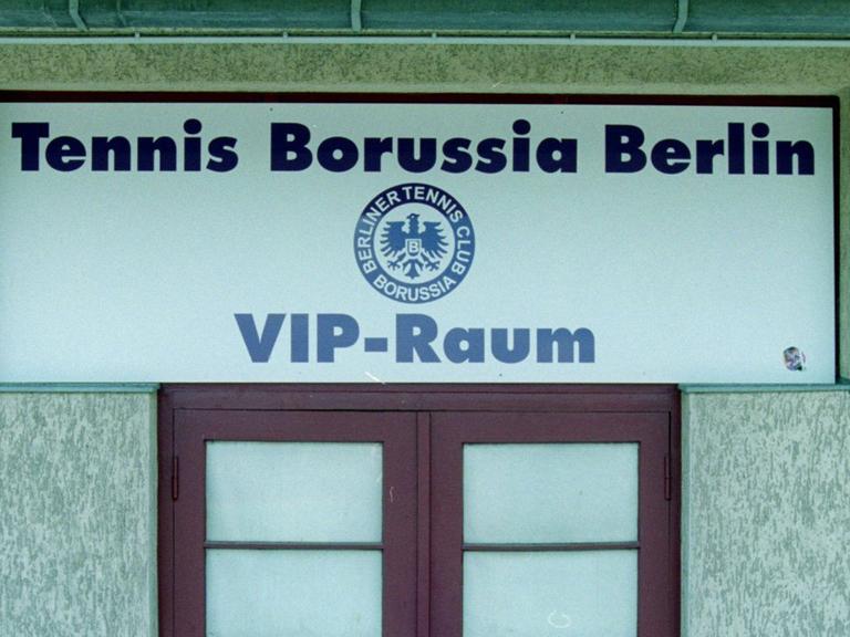 Tür zum Mommsenstadion an der Jaffestrasse, Spielstätte des Tennis Borussia Berlin.