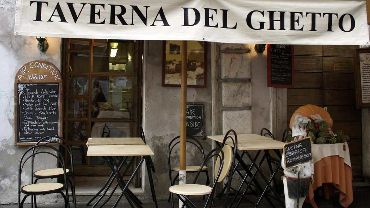 Das Restaurant Taverna del Ghetto im jüdischen Stadtviertel von Rom, aufgenommen am 05.09.2005. Das Restaurant Taverna del Ghetto im jüdischen Stadtviertel von Rom, aufgenommen am 05.09.2005.