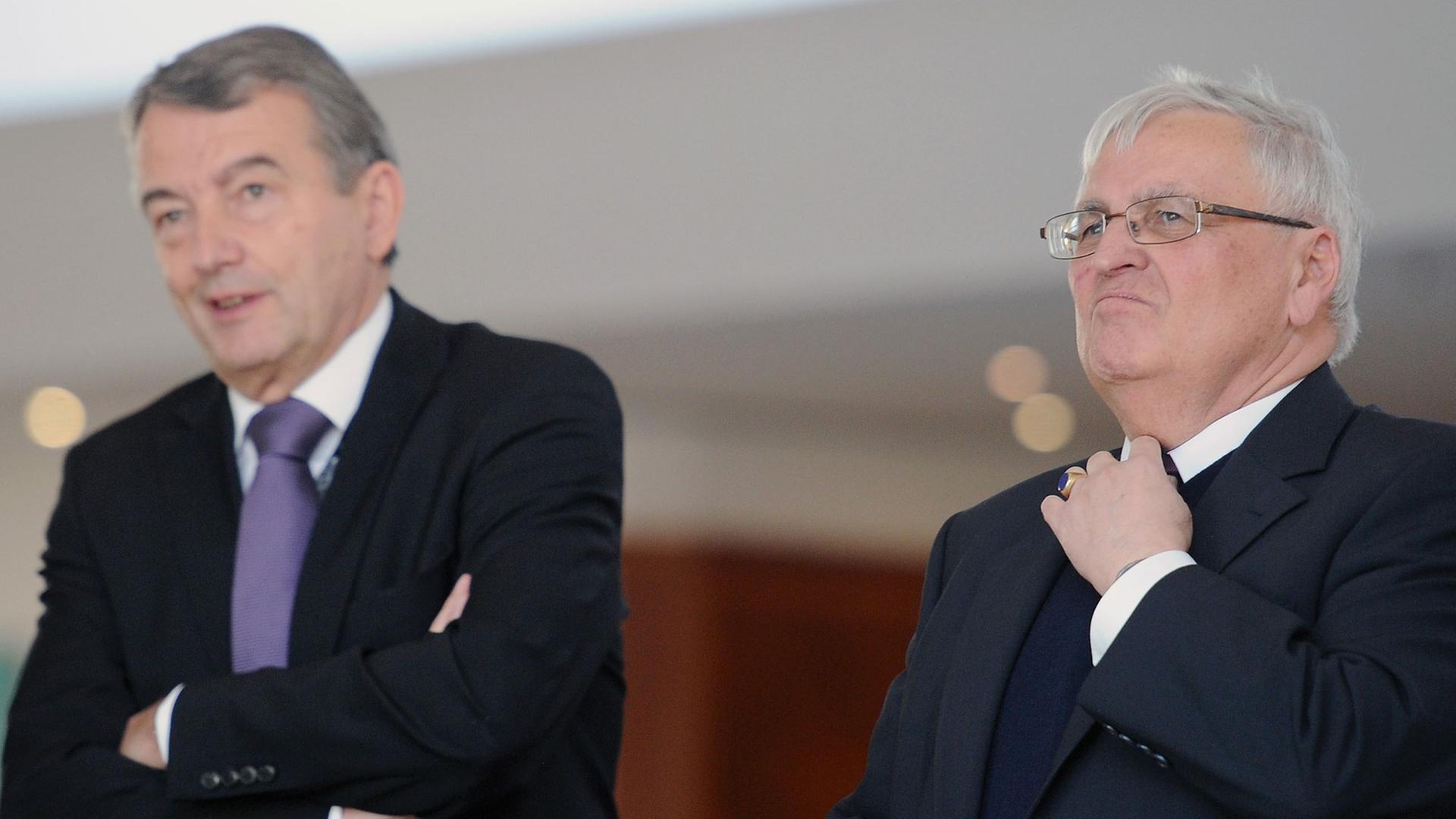 Der frühere DFB-Präsident Theo Zwanziger (r) und sein Nachfolger Wolfgang Niersbach unterhalten sich Der frühere DFB-Präsident Theo Zwanziger (r) und sein Nachfolger Wolfgang Niersbach unterhalten sich
