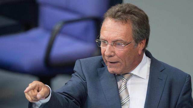 Klaus Ernst bei einer Debatte im Bundestag: Er zeigt mit dem Finger nach vorne und spricht engagiert.