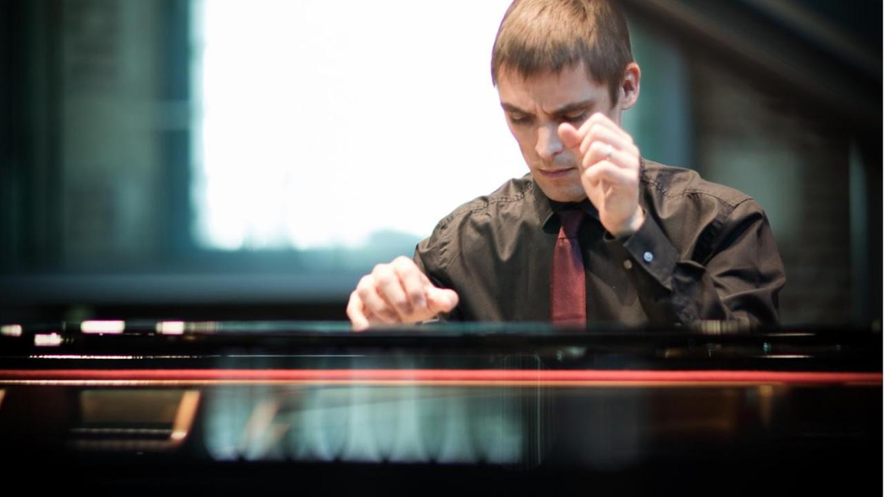 Der Pianist ist am Flügel in sein Spiel vertieft. Der Pianist ist am Flügel in sein Spiel vertieft.