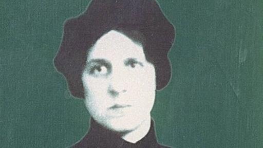 Der Auschnitt einer Gedenktafel bildet das Portrait der Rabbinerin Regina Jonas in der Krausnickstraße 6 in Berlin. Der Auschnitt einer Gedenktafel bildet das Portrait der Rabbinerin Regina Jonas in der Krausnickstraße 6 in Berlin.
