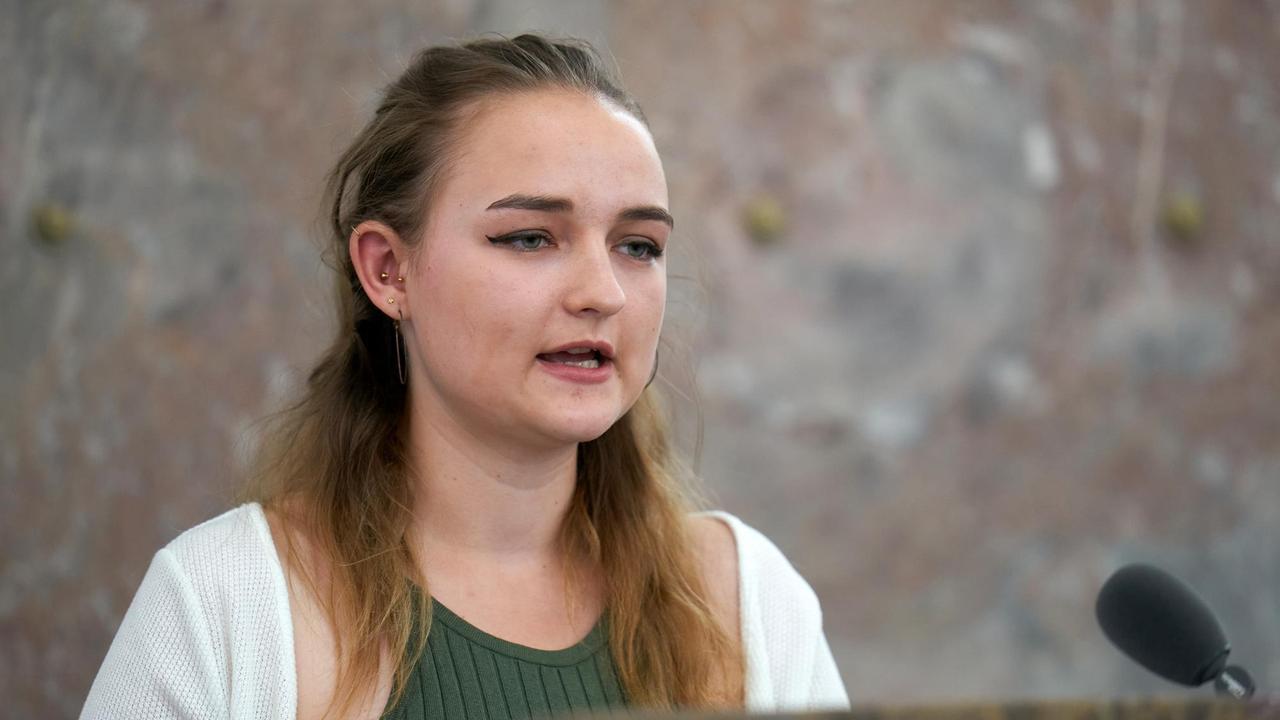 Die Betroffene Lisa Scharnagel spricht bei der Abschlusspräsentation des Projekts "Betroffene hören - Missbrauch verhindern". Expertinnen und Experten haben seit September 2019 im Auftrag des Bistums Limburg an dem Projekt mitgearbeitet, bei dem der Umgang mit sexuellem Missbrauch in der Diözese analysiert und Vorschläge entwickelt wurden, wie künftig Missbrauchsfälle verhindert werden sollen.