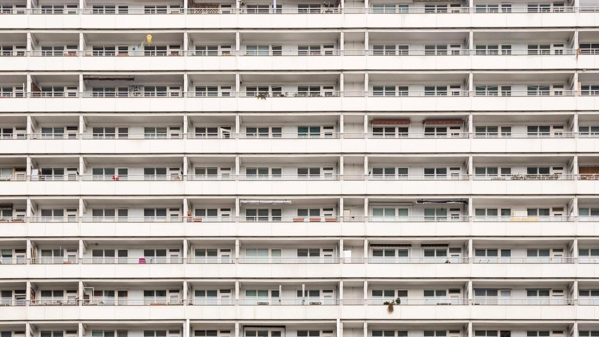 Blick auf die Fassade eines mehrstöckigen Wohnhauses Blick auf die Fassade eines mehrstöckigen Wohnhauses