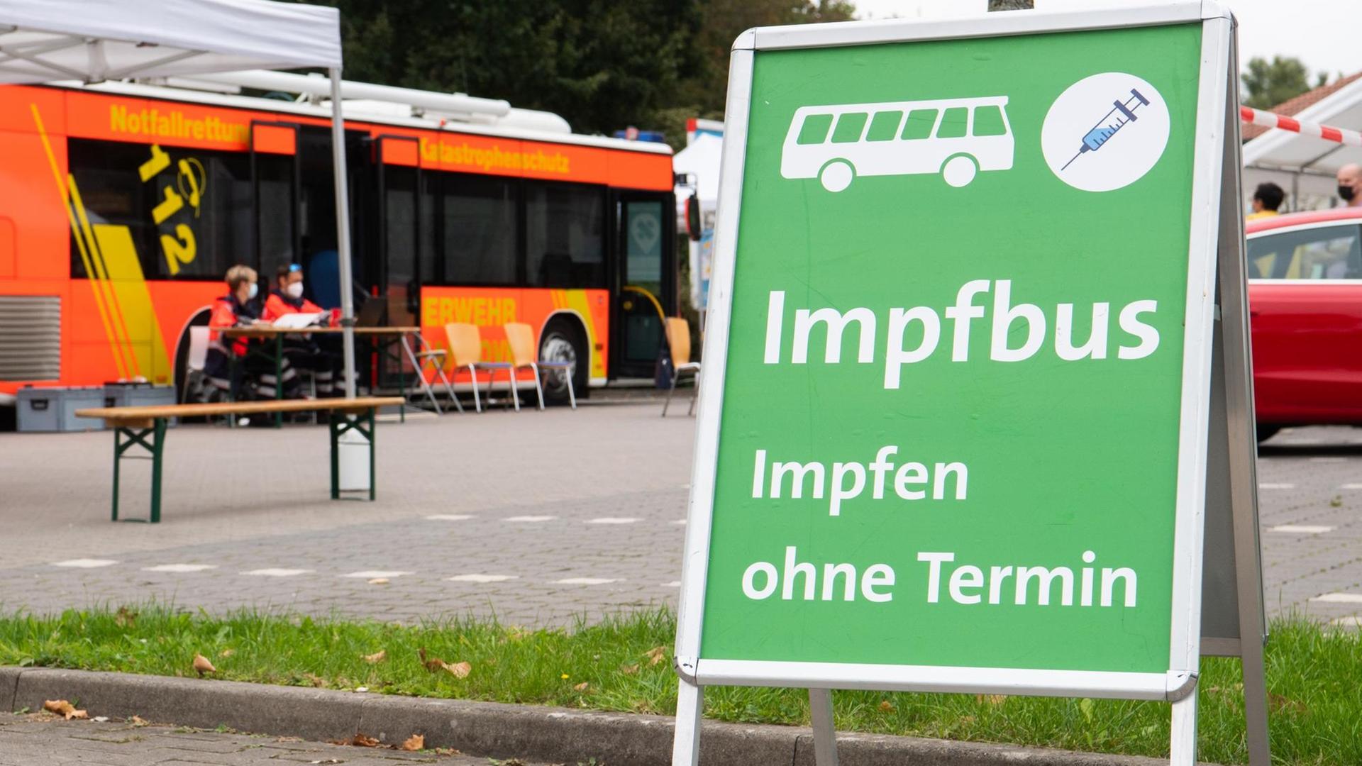 Vor dem Impf-Bus steht ein Schild: "Impfen ohne Termin" Vor dem Impf-Bus steht ein Schild: "Impfen ohne Termin"