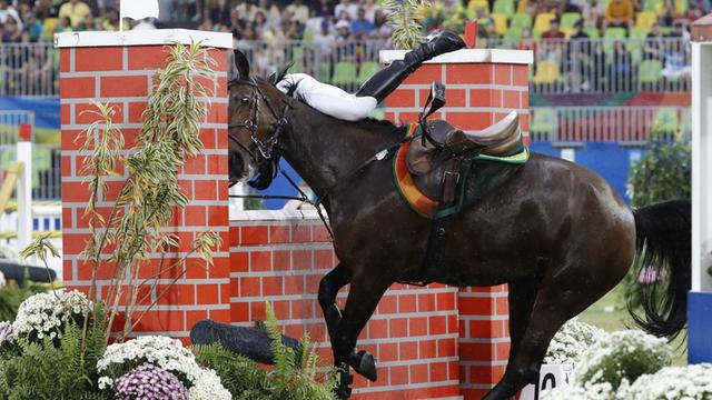 Der Moderne Fünfkämpfer Jan Kuf aus Tschechien fliegt bei der Reitdisziplin bei Olympia 2016 in Rio vom Pferd.