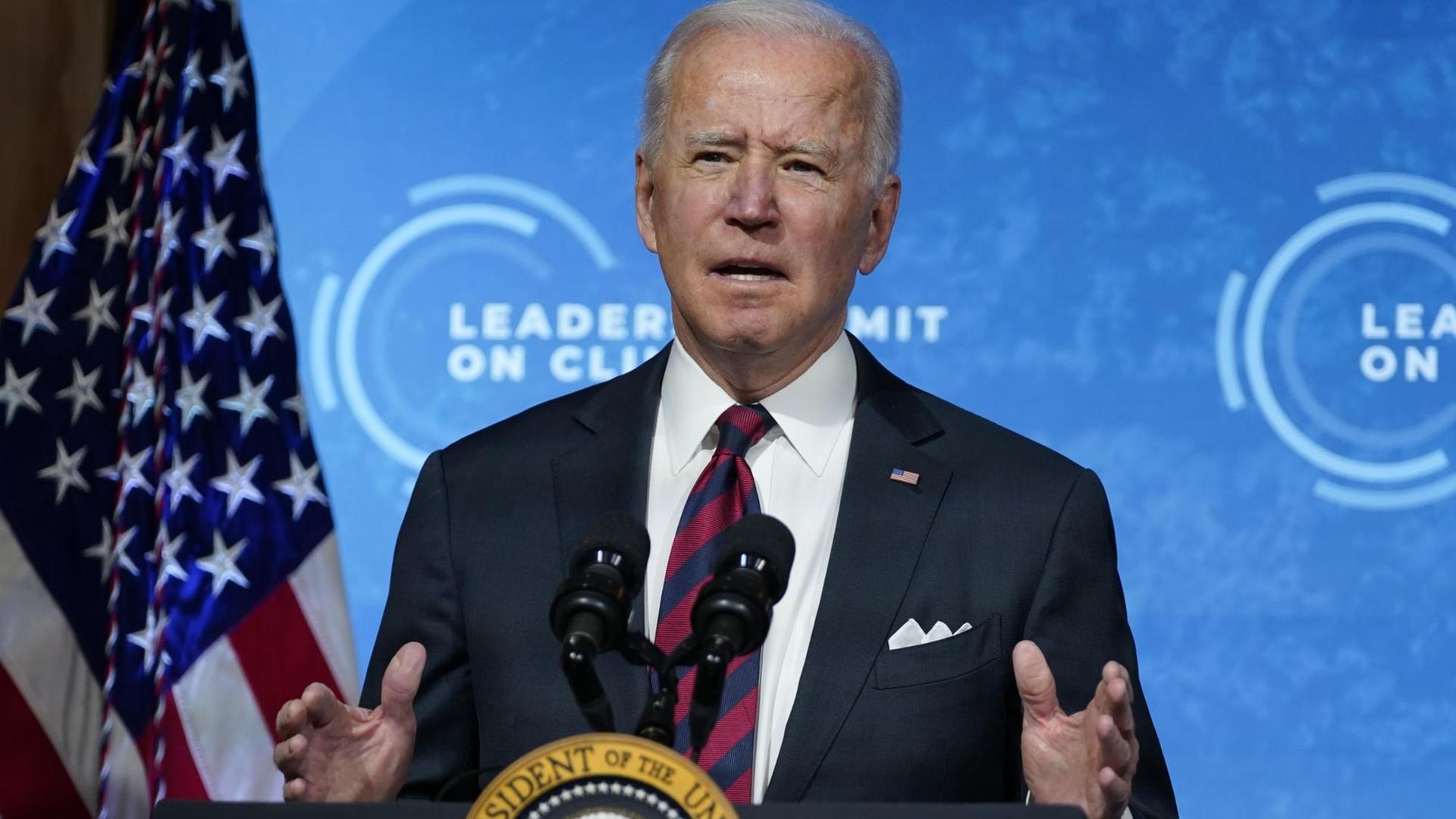 US-Präsident Joe Biden steht hinter einem Rednerpult. US-Präsident Joe Biden steht hinter einem Rednerpult.
