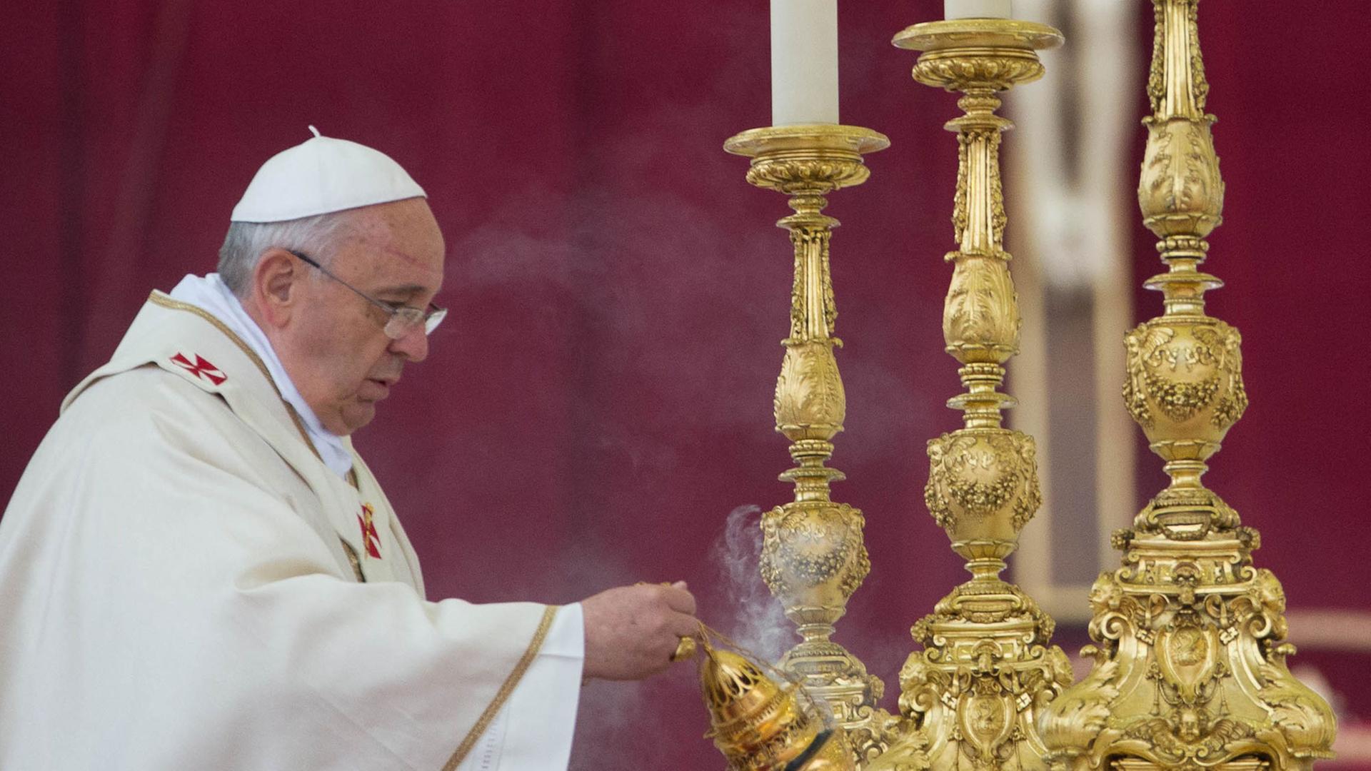 Papst Franziskus bei der Heiligsprechung von Johannes XXIII. und Johannes Paul II. Papst Franziskus bei der Heiligsprechung von Johannes XXIII. und Johannes Paul II.