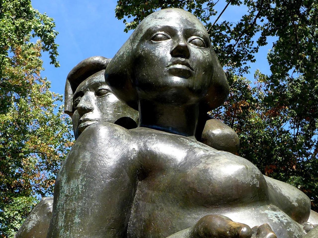 Bettina und Achim von Arnim, Bronzeskulptur des Berliner Bildhauers Michael Klein auf dem Arnimplatz in Berlin-Prenzlauer Berg. Bettina und Achim von Arnim, Bronzeskulptur des Berliner Bildhauers Michael Klein auf dem Arnimplatz in Berlin-Prenzlauer Berg.