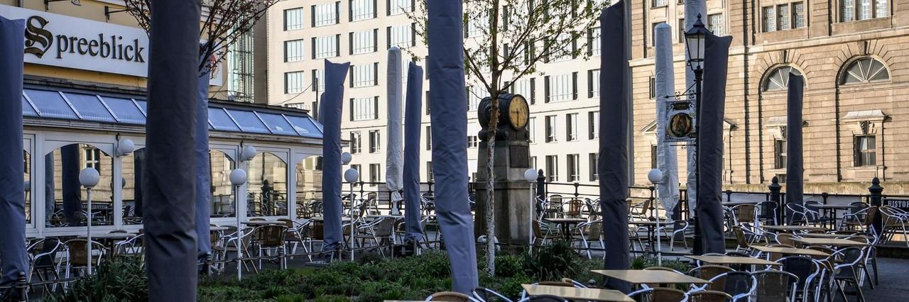 Berlin: Vor einem Restaurant stehen leere Tische und Stühle. Berlin: Vor einem Restaurant stehen leere Tische und Stühle.