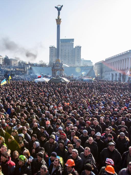Eine große Menschenmenge auf dem Maidan-Platz in Kiew.