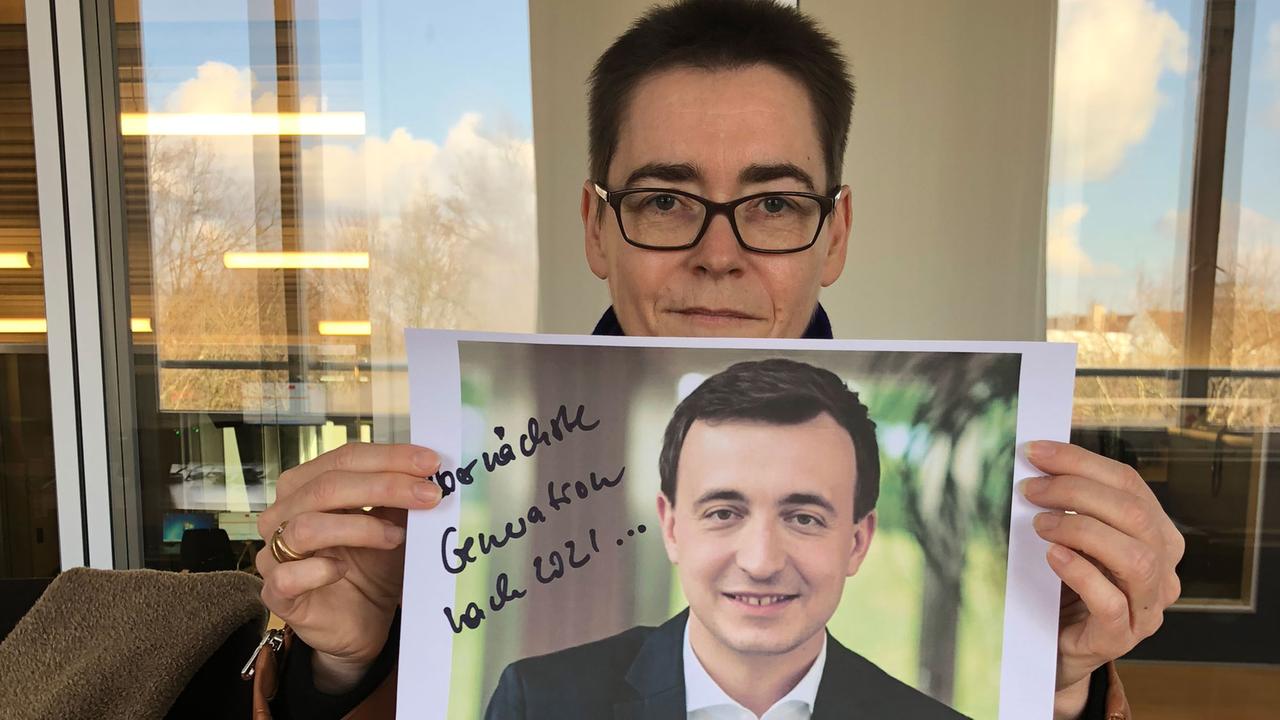 Margaret Heckel hält ein Bild von Paul Ziemiak hoch, auf das sie etwas geschrieben hat. Margaret Heckel hält ein Bild von Paul Ziemiak hoch, auf das sie etwas geschrieben hat.