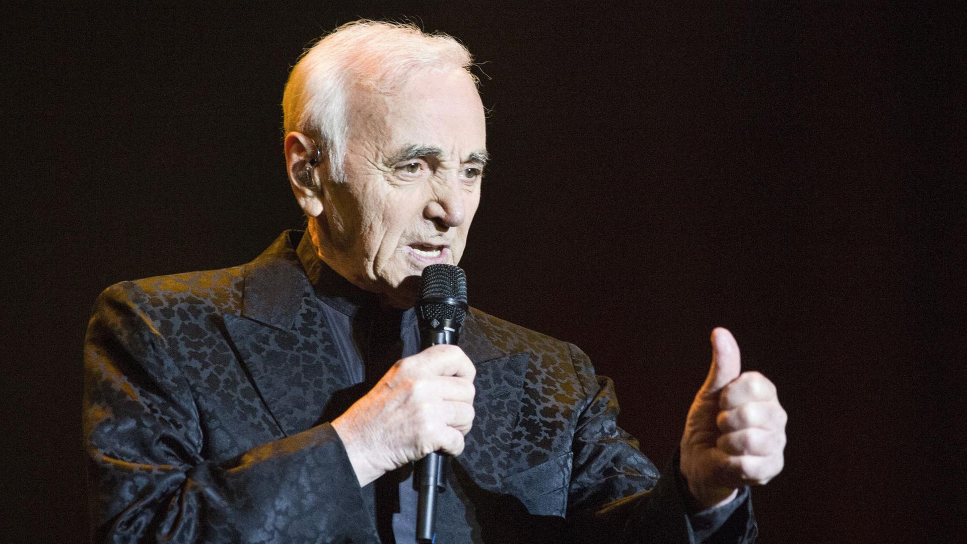 Der französische Chansonnier Charles Aznavour bei einem Auftritt am 7.5.2015 im Sportpalast in Madrid, Spanien Der französische Chansonnier Charles Aznavour bei einem Auftritt am 7.5.2015 im Sportpalast in Madrid, Spanien