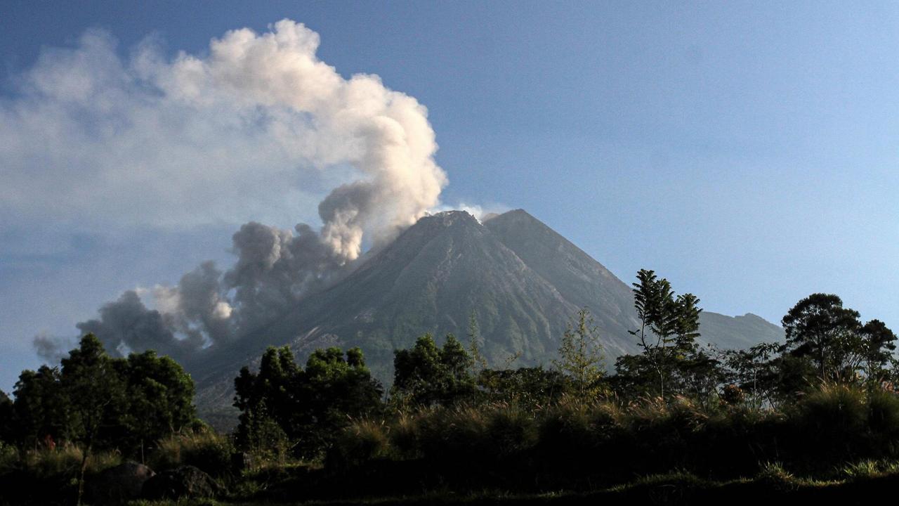 Eine Aschewolke über Indonesiens aktivstem Vulkan Merapi. Photo by Devi Rahman/INA Photo Agency Eine Aschewolke über Indonesiens aktivstem Vulkan Merapi. Photo by Devi Rahman/INA Photo Agency