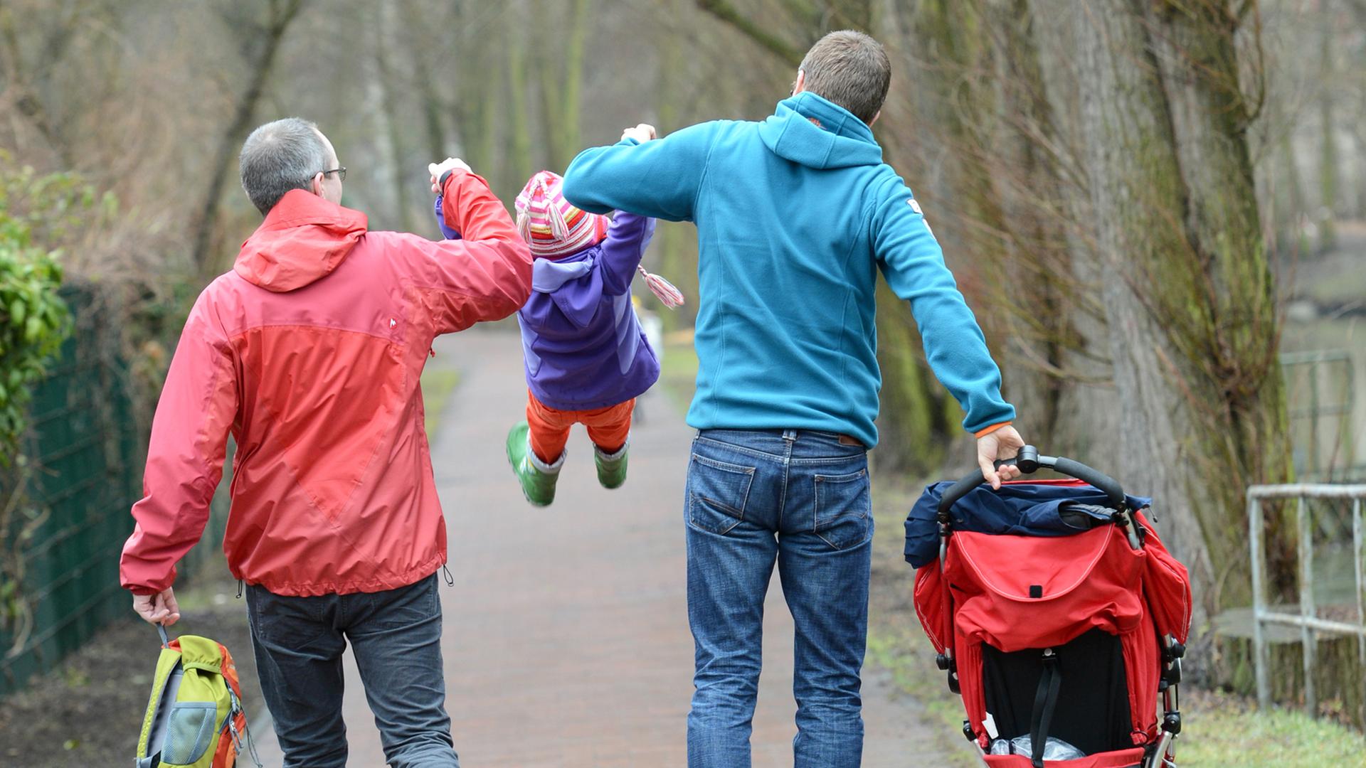 Ein homosexuelles Paar, das in einer eingetragenen Lebenspartnerschaft lebt, mit seinen zwei Kindern bei einem Familienausflug am 11.04.2013 in Berlin. Ein homosexuelles Paar, das in einer eingetragenen Lebenspartnerschaft lebt, mit seinen zwei Kindern bei einem Familienausflug am 11.04.2013 in Berlin.