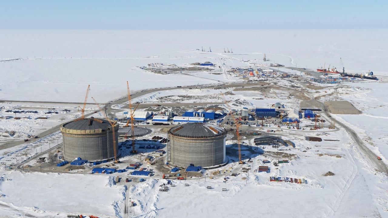 LNG-Behältnisse im Hafen Sabetta auf der Halbinsel Jamal. 