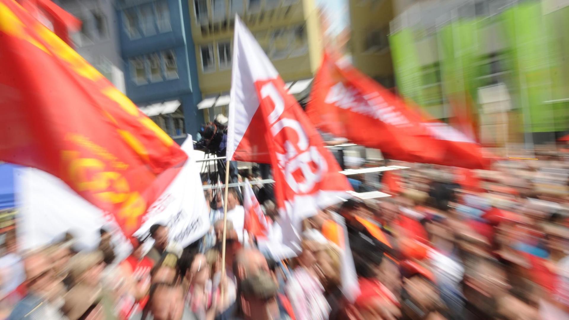 Fahnen des DGB wehen in Stuttgart während der 1. Mai Kundgebung. Fahnen des DGB wehen in Stuttgart während der 1. Mai Kundgebung.