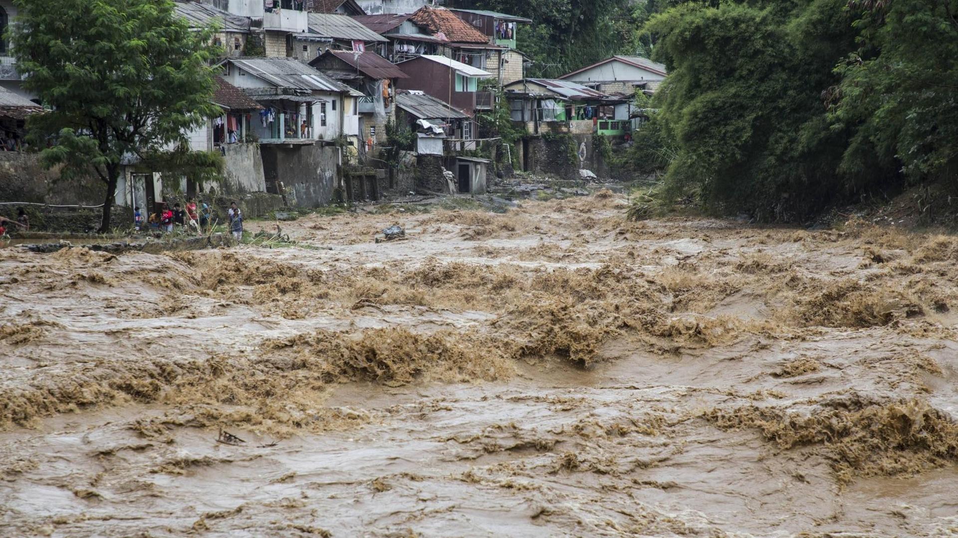 Wassermassen des Ciliwung schießen durch die Kampongs - alte, dörflich anmutende Viertel, in denen die Einwohner bis heute auf traditionelle Weise leben. Bogor, West Java, Ciliwung River. Februar 2018. Wassermassen des Ciliwung schießen durch die Kampongs - alte, dörflich anmutende Viertel, in denen die Einwohner bis heute auf traditionelle Weise leben. Bogor, West Java, Ciliwung River. Februar 2018.